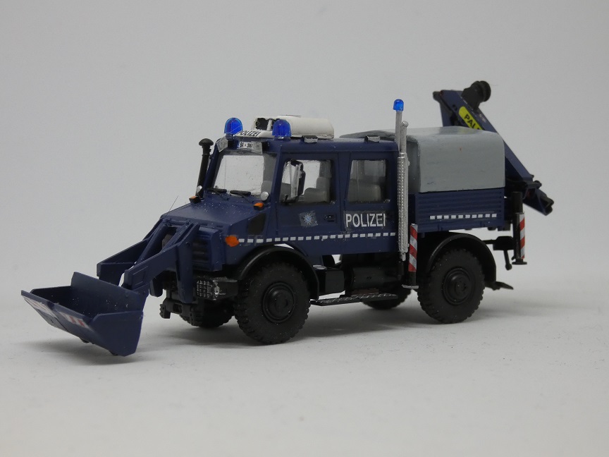 Unimog U 5000 Zumila  ( mit Kran und Frontlader ) bay. Bereitschaftspolizei